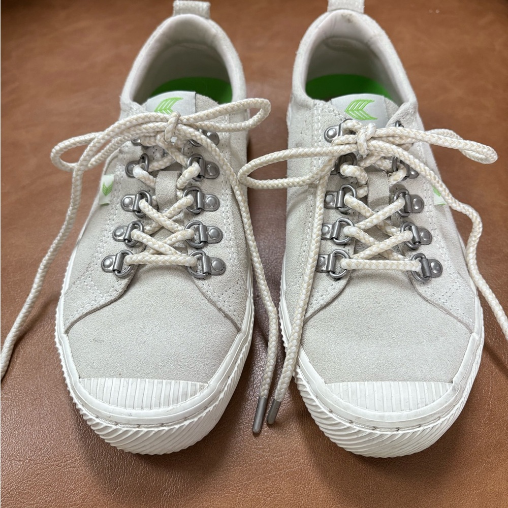 Cariuma Speed Hooks Sneakers